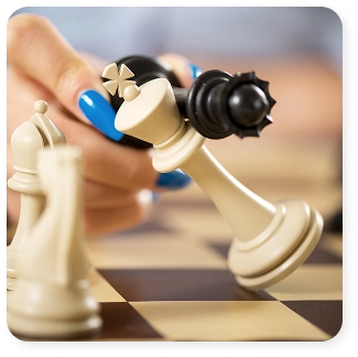 Het meisje zet schaakmat; de witte koning valt naast het zwarte stuk op het bord