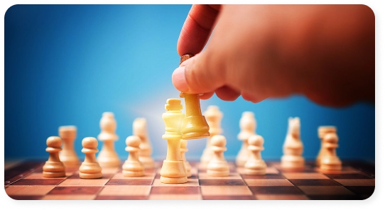 De hand verplaatst het schaakstuk ‘koning’ over het bord