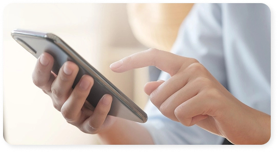 Een man gebruikt een smartphone; close-up van zijn handen en het touchscreen van het apparaat